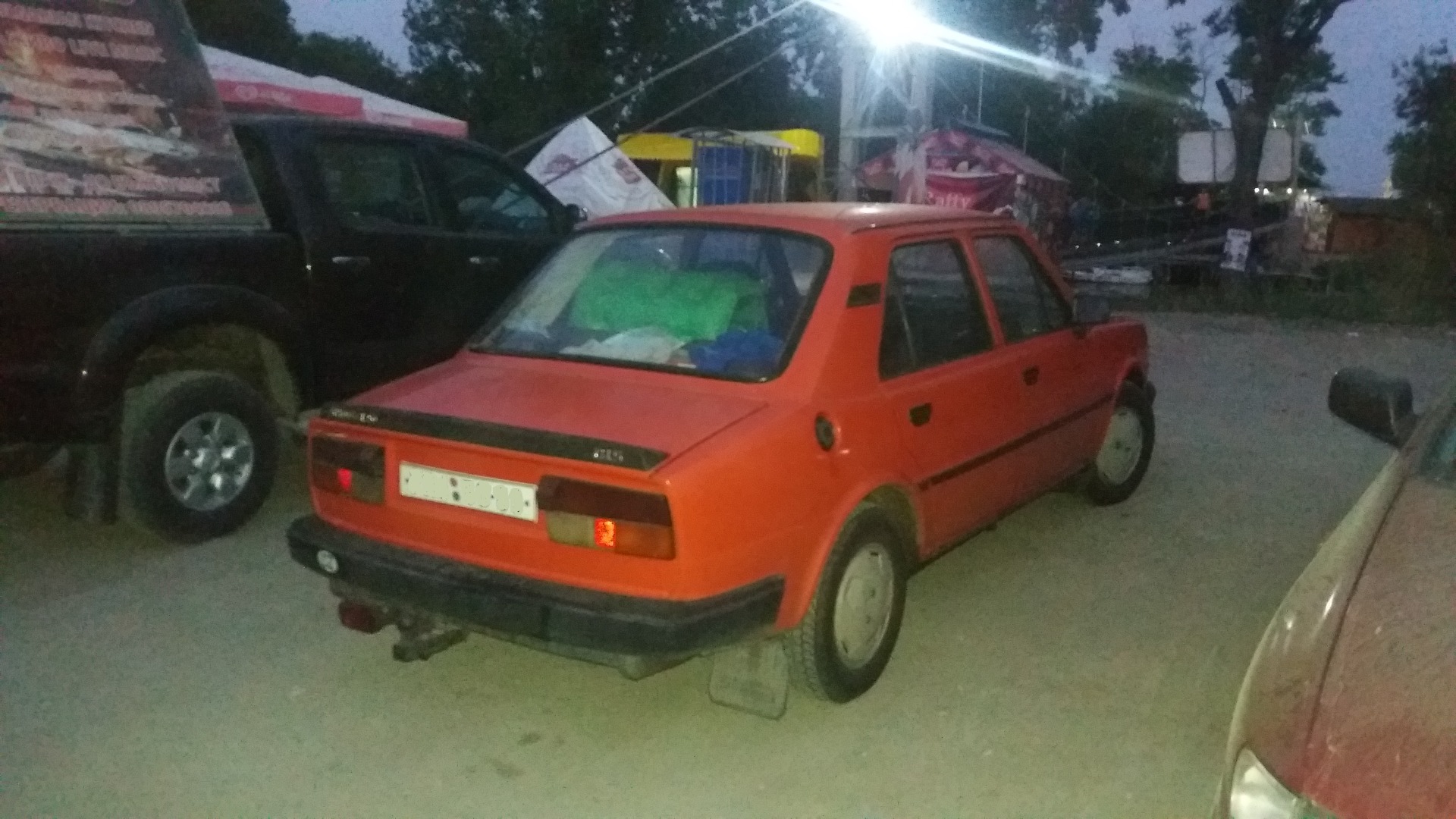 Češi na dovolené se Škodou 120 u vstupu na pláži v Bulharsku v roce 2017